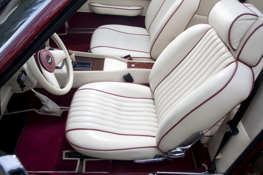 Интерьер Aston Martin V8 Volante (Series I) 1979 года  (NA) (фото 3 из 18)
